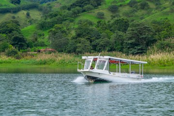 Tourists traveling from La Fortuna to Monteverde and from Monteverde to La Fortuna using the Jeep Boat Jeep Tour