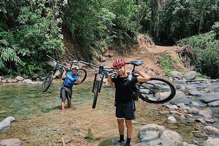 A couple of tourists at El Tigre Waterfall Monteverde Mountain E-Bike Tour